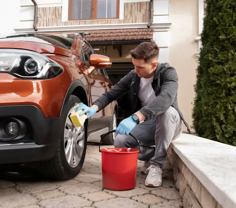 Lavage auto à domicile Saint-Fromond : professionnel intervenant sur un véhicule